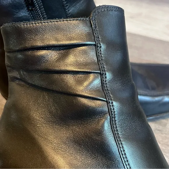 La Canadienne Black Square Toe Leather Bootie Boots Faux Fur Lined size 8.5