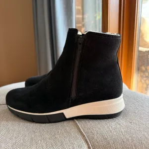 La Canadienne Women's Lulu Waterproof Sneaker