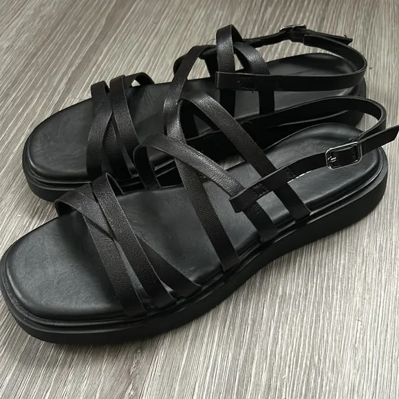 Like-new Vagabond Connie Sandals