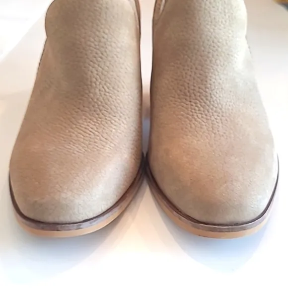 Lucky Brand Vennia Leather Ankle Boot Cream Textured Stacked Square Heel Pebbled