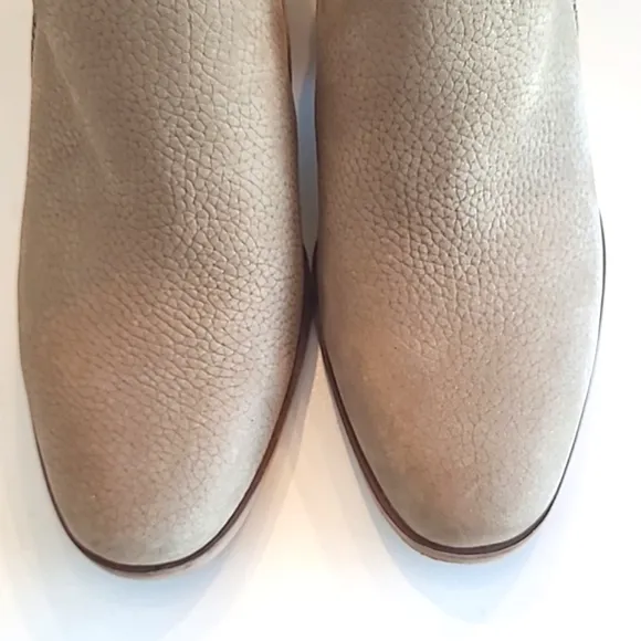 Lucky Brand Vennia Leather Ankle Boot Cream Textured Stacked Square Heel Pebbled