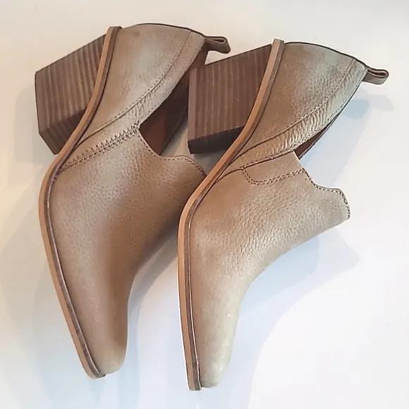 Lucky Brand Vennia Leather Ankle Boot Cream Textured Stacked Square Heel Pebbled