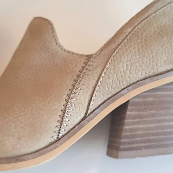 Lucky Brand Vennia Leather Ankle Boot Cream Textured Stacked Square Heel Pebbled