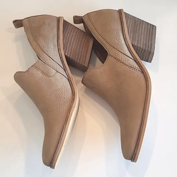 Lucky Brand Vennia Leather Ankle Boot Cream Textured Stacked Square Heel Pebbled