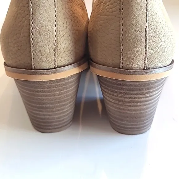 Lucky Brand Vennia Leather Ankle Boot Cream Textured Stacked Square Heel Pebbled