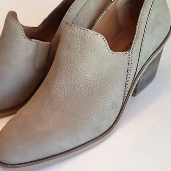 Lucky Brand Vennia Leather Ankle Boot Cream Textured Stacked Square Heel Pebbled