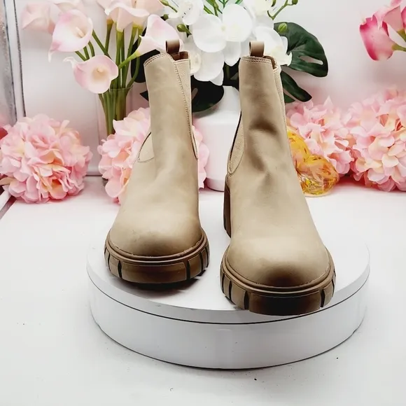 Madden Girl Havenn Leather Chunky Platform Chelsea Boots Shoes Size Tan 9.5