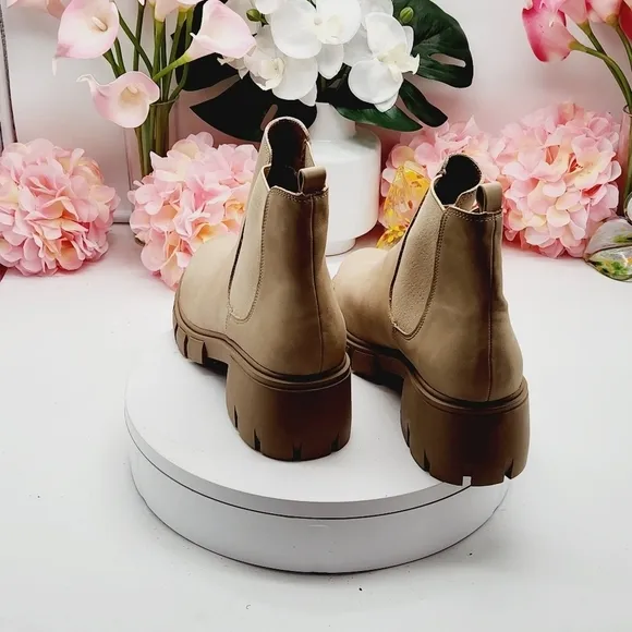 Madden Girl Havenn Leather Chunky Platform Chelsea Boots Shoes Size Tan 9.5