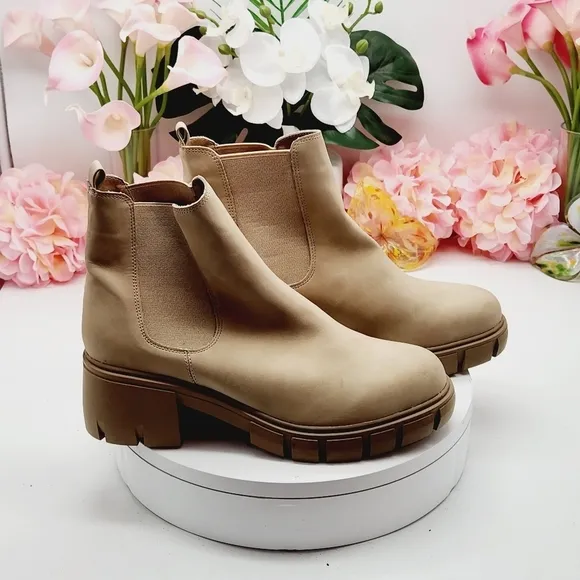 Madden Girl Havenn Leather Chunky Platform Chelsea Boots Shoes Size Tan 9.5