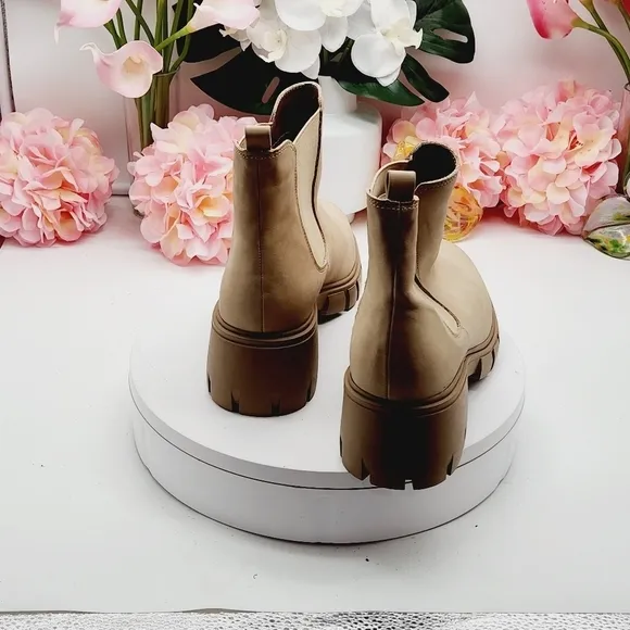 Madden Girl Havenn Leather Chunky Platform Chelsea Boots Shoes Size Tan 9.5