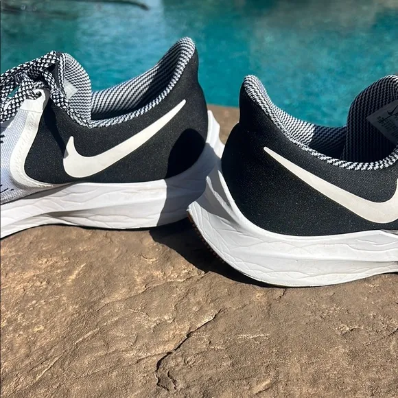 Men’s Nike Zoom WinFlo 6 Black and White Running Shoes Size 10.5