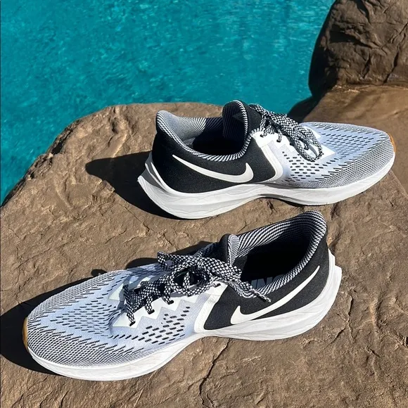 Men’s Nike Zoom WinFlo 6 Black and White Running Shoes Size 10.5