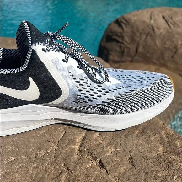 Men’s Nike Zoom WinFlo 6 Black and White Running Shoes Size 10.5