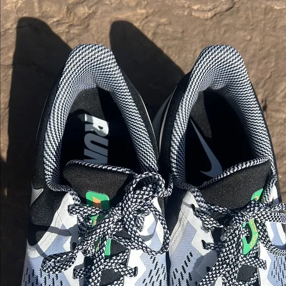 Men’s Nike Zoom WinFlo 6 Black and White Running Shoes Size 10.5