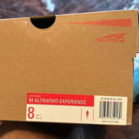 Men’s size 8 ALTRAFWD Experience running shoes.