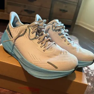 Men’s size 8 ALTRAFWD Experience running shoes.