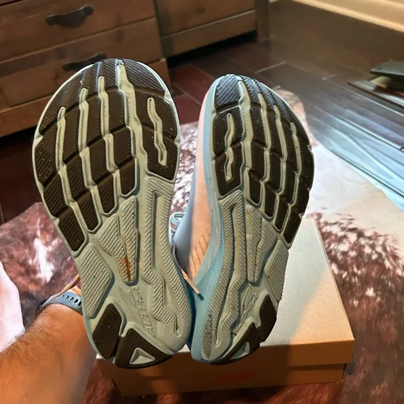 Men’s size 8 ALTRAFWD Experience running shoes.