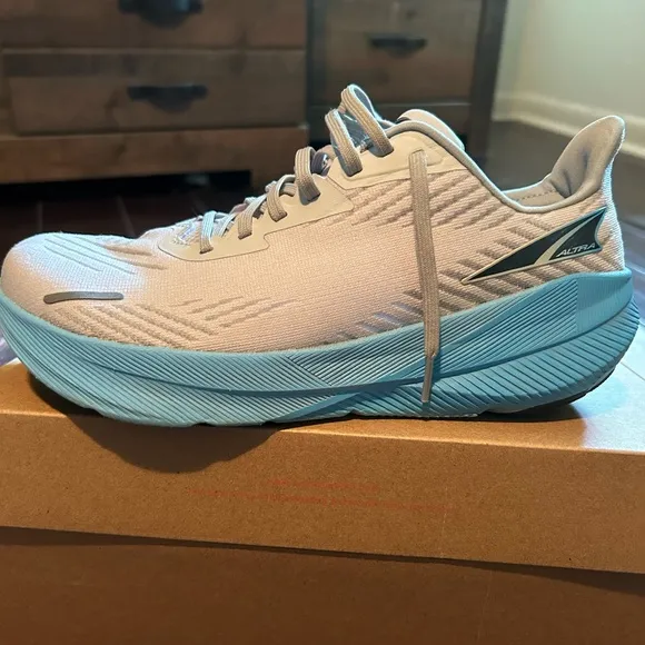 Men’s size 8 ALTRAFWD Experience running shoes.