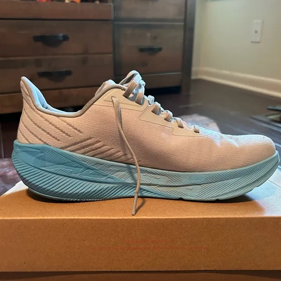 Men’s size 8 ALTRAFWD Experience running shoes.