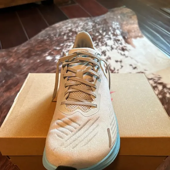 Men’s size 8 ALTRAFWD Experience running shoes.