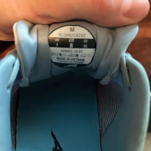Men’s size 8 ALTRAFWD Experience running shoes.