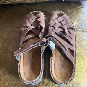 Naot 37 brown leather slip on sandals