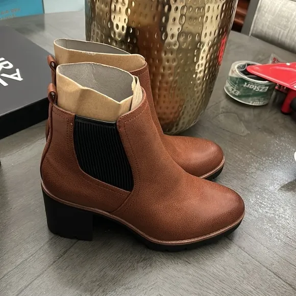 NATURALIZER Madalynn-Gore Lug Sole Booties (WIDE)