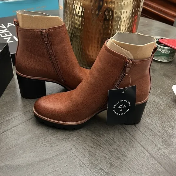 NATURALIZER Madalynn-Gore Lug Sole Booties (WIDE)