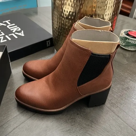 NATURALIZER Madalynn-Gore Lug Sole Booties (WIDE)