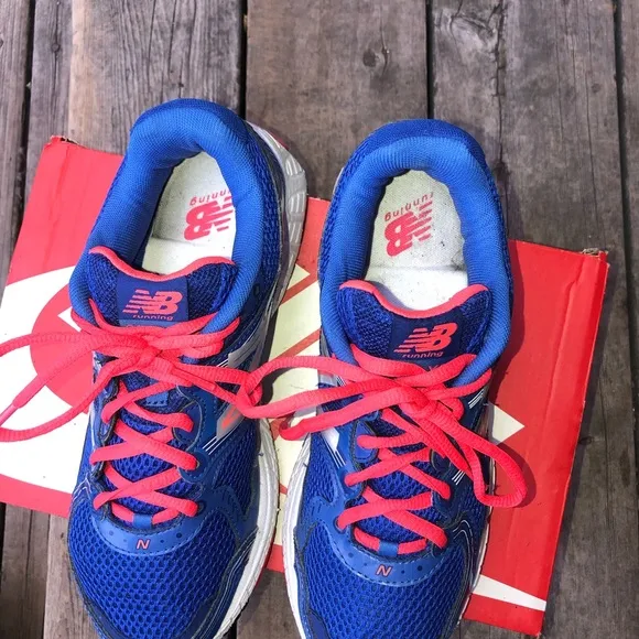 New balance women’s 680V2 running shoes