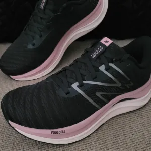 NEW BALANCE WOMEN'S FUEL CELL PROPEL V4 BLACK PINK RUNNING