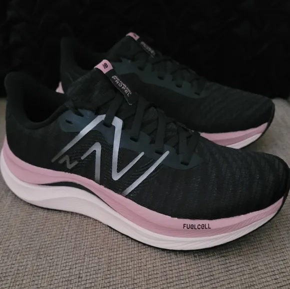 NEW BALANCE WOMEN'S FUEL CELL PROPEL V4 BLACK PINK RUNNING