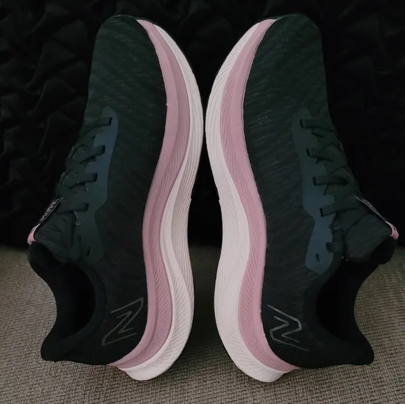 NEW BALANCE WOMEN'S FUEL CELL PROPEL V4 BLACK PINK RUNNING