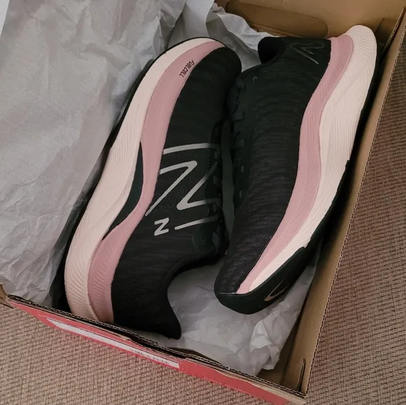 NEW BALANCE WOMEN'S FUEL CELL PROPEL V4 BLACK PINK RUNNING