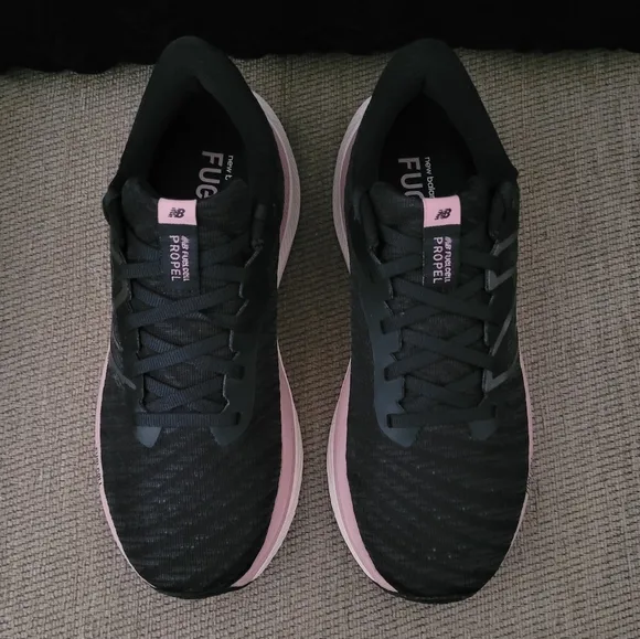 NEW BALANCE WOMEN'S FUEL CELL PROPEL V4 BLACK PINK RUNNING