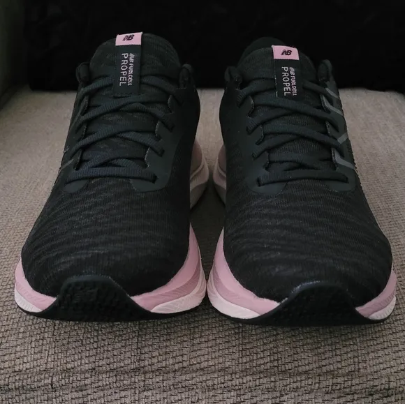 NEW BALANCE WOMEN'S FUEL CELL PROPEL V4 BLACK PINK RUNNING