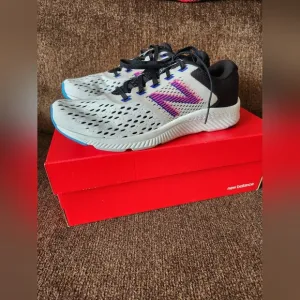 New Balance Womens Running Shoes Black White Blue Grey Pink 8.5B NEW