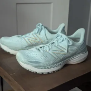 New Balance Women's Tiffany Blue Running Shoes Athletic Athletic Sz 10