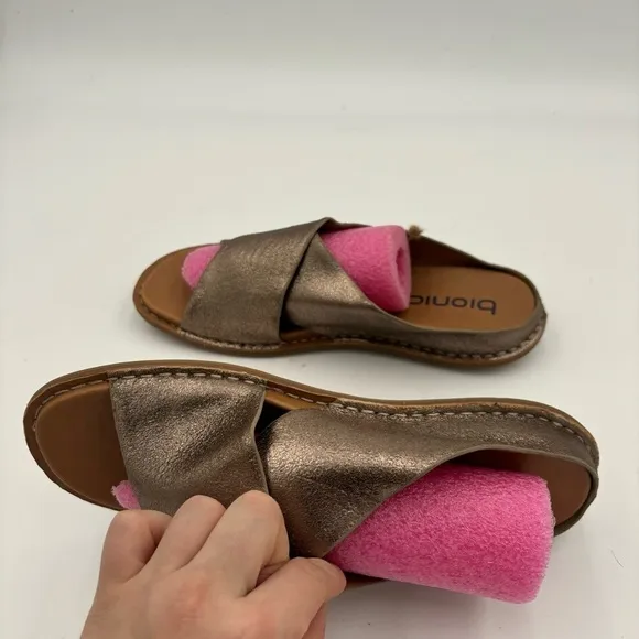 NEW Bionica Women’s 9 Crackled Leather Arcola Slip On Criss Cross Sandals