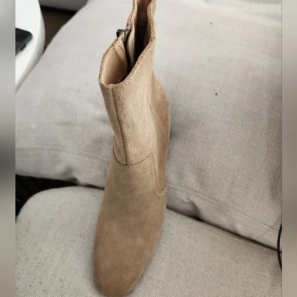 New Blondo Sadie Taupe Suede Block Heel Zip Up Ankle Boots NWOB Size 7.5