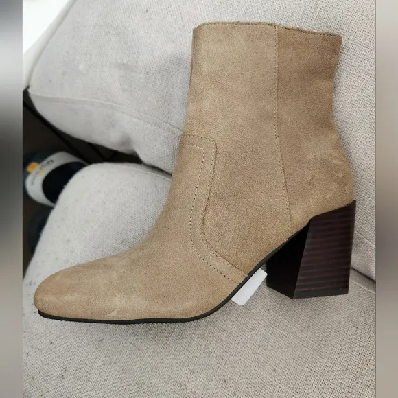 New Blondo Sadie Taupe Suede Block Heel Zip Up Ankle Boots NWOB Size 7.5