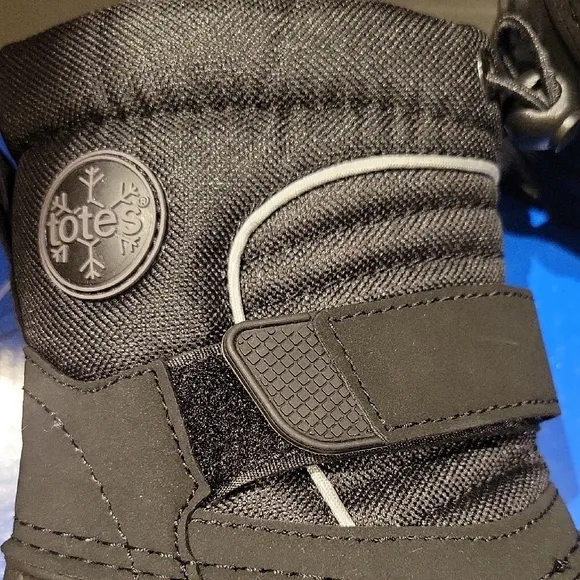 New in Box: totes Taelor Toddler Boys Waterproof Winter Boots