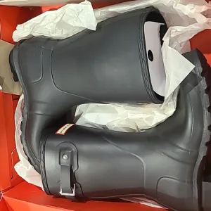 New in Box Women's Original Short Rain Waterproof Boots Black Matte 8