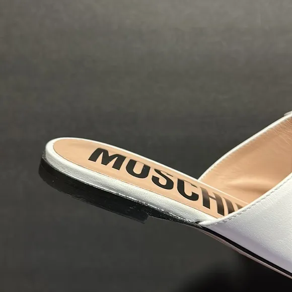 🔥🔥🔥NEW Moschino White Leather Logo Pointy Mules Sandals