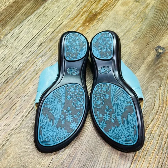 New ~ Sofft Turquoise Leather Floral Slip On Low Heeled Sandals Size 9