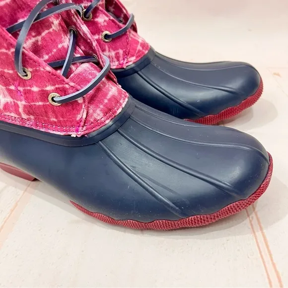 NEW Sperry Saltwater Ankle Rubber Duck Rain Snow Winter Boots Magenta Tie Dye