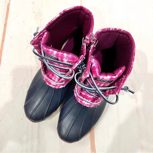 NEW Sperry Saltwater Ankle Rubber Duck Rain Snow Winter Boots Magenta Tie Dye