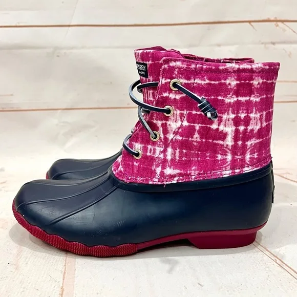 NEW Sperry Saltwater Ankle Rubber Duck Rain Snow Winter Boots Magenta Tie Dye