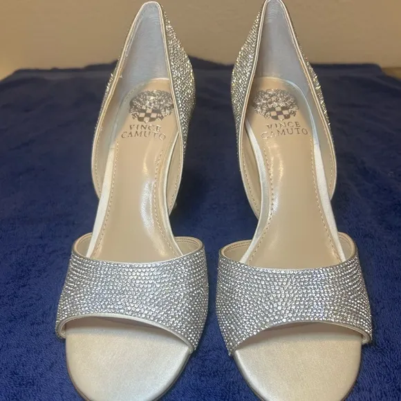 NEW VINCE CAMUTO Aliandry2 Rhinestone Slip On Heels Sandals Women’s, Size 8.5M