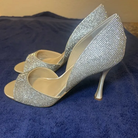NEW VINCE CAMUTO Aliandry2 Rhinestone Slip On Heels Sandals Women’s, Size 8.5M